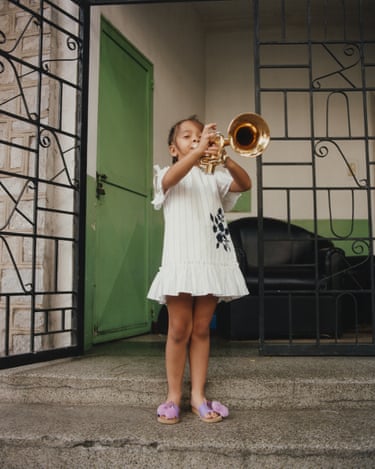 Avenida libertador al viento de trompeta, 2022 . A young girl playing the trumpet