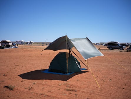 Μια μοναχική σκηνή στη μέση ενός κάμπινγκ στο Exmouth.