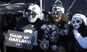Los fanáticos de los Oakland Raiders se despiden de su hogar antes de que el equipo se mude a Las Vegas