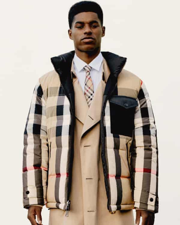 Marcus Rashford indossa una giacca trapuntata Burberry.