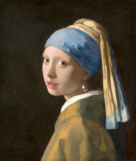 Qui est-elle? … Une fille avec une boucle d'oreille.