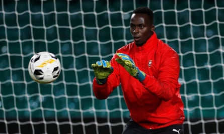 Chelsea Set To Increase Offer For Rennes Goalkeeper Edouard Mendy Chelsea The Guardian