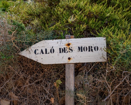 Wooden direction sign with ‘Caló des Moro’ written on it.