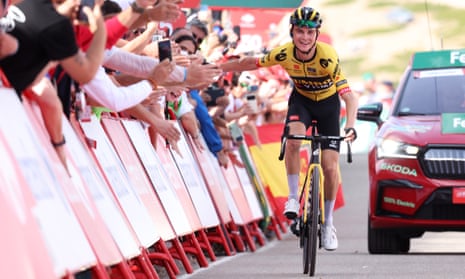 Sepp Kuss greets fans on his way to victory on Stage 6 of this year’s Vuelta a Espa?a