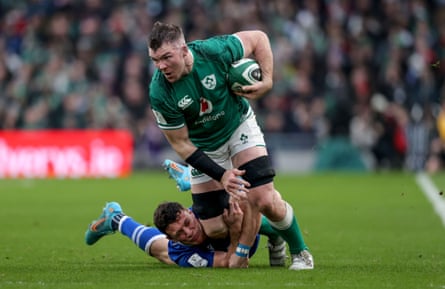 Peter O'Mahony in action for Ireland against Italy in 2022 Six Nations.