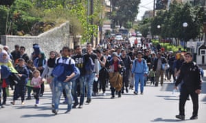 Refugees march into Chios town