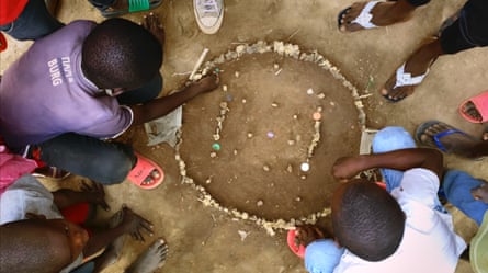Jeu d'enfants #27 : Rubi, Tabacongo, République démocratique du Congo, 2021. Photo de Francis Alÿs en collaboration avec Julien Devaux et Félix Blume.