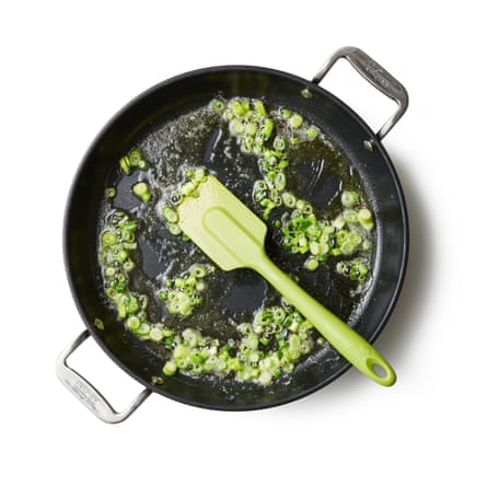 Frying spring onions. Once the pasta is almost done, melt the butter in a frying pan on a low heat and briefly fry the spring onions until softened.