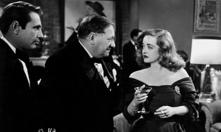 Une comédie noire percutante… Davis avec Gary Merrill et Gregory Ratoff dans All About Eve.