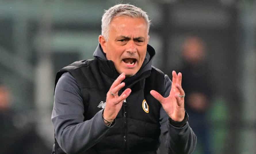 José Mourinho ser på Roma-laget sitt