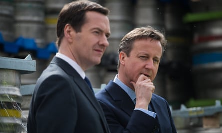 George Osborne et David Cameron lors d'une visite dans une brasserie à Wolverhampton avant les élections générales de 2015