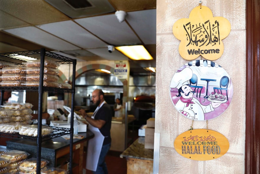 Nader Hamda, a la izquierda, trabaja en el restaurante de su familia, Forn Al Hara, en Anaheim.