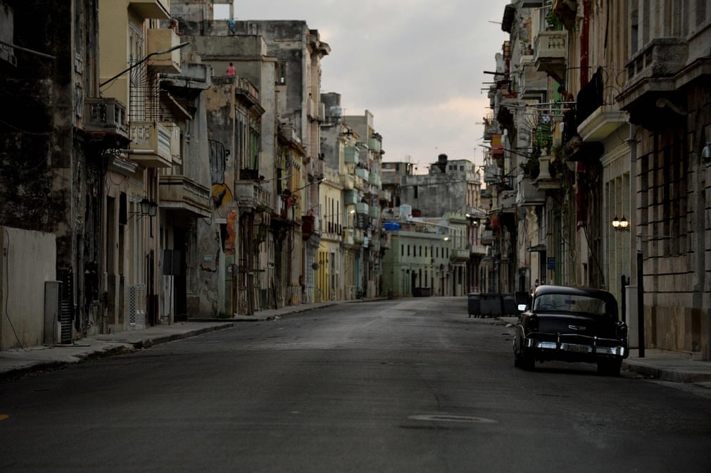 Menschenleere Straßen in Kubas Hauptstadt | Bildquelle: https://www.theguardian.com/world/gallery/2020/sep/03/coronavirus-curfew-in-havana-cuba-in-pictures © Yamil Lage/AFP/Getty Images | Bilder sind in der Regel urheberrechtlich geschützt Menschenleere Straßen in Kubas Hauptstadt | Bildquelle: https://www.theguardian.com/world/gallery/2020/sep/03/coronavirus-curfew-in-havana-cuba-in-pictures © Yamil Lage/AFP/Getty Images | Bilder sind in der Regel urheberrechtlich geschützt