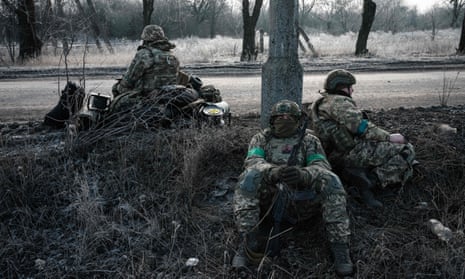 Ukrainian paratroopers wait for transport along the road in Chasiv Yar on January 28, 2023. (Photo by YASUYOSHI CHIBA / AFP) (Photo by YASUYOSHI CHIBA/AFP via Getty Images)
