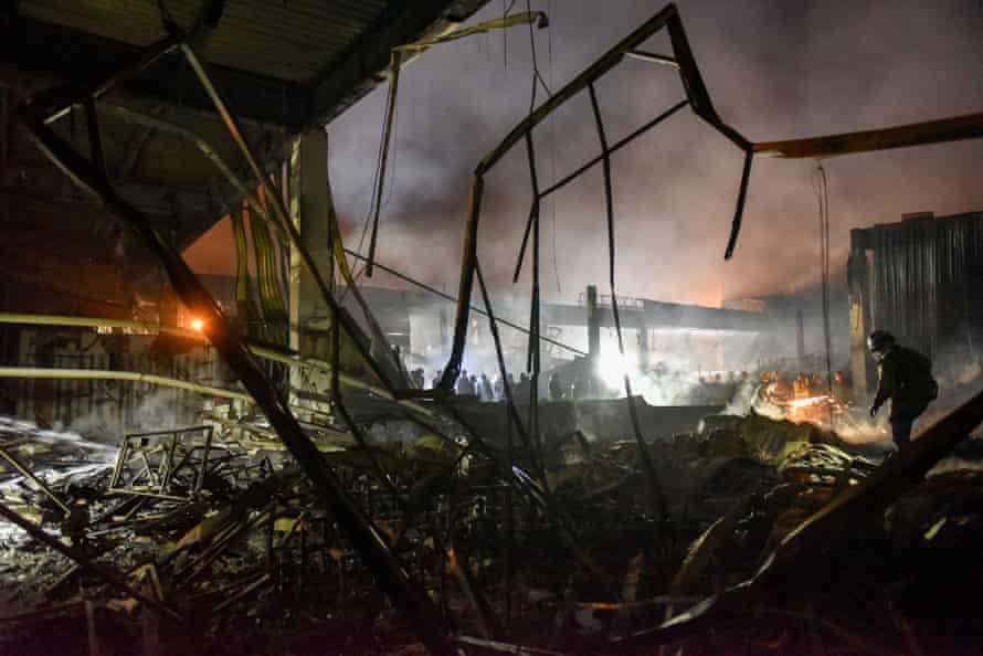 消防士は、ウクライナのポルタバ州クレメンチュグにある破壊されたアムスターショッピングセンターの廃墟を掃除します。