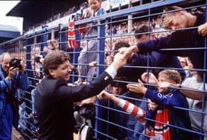 Michael Knighton saluda a los fanáticos del Manchester United en Derby el 26 de agosto de 1989.