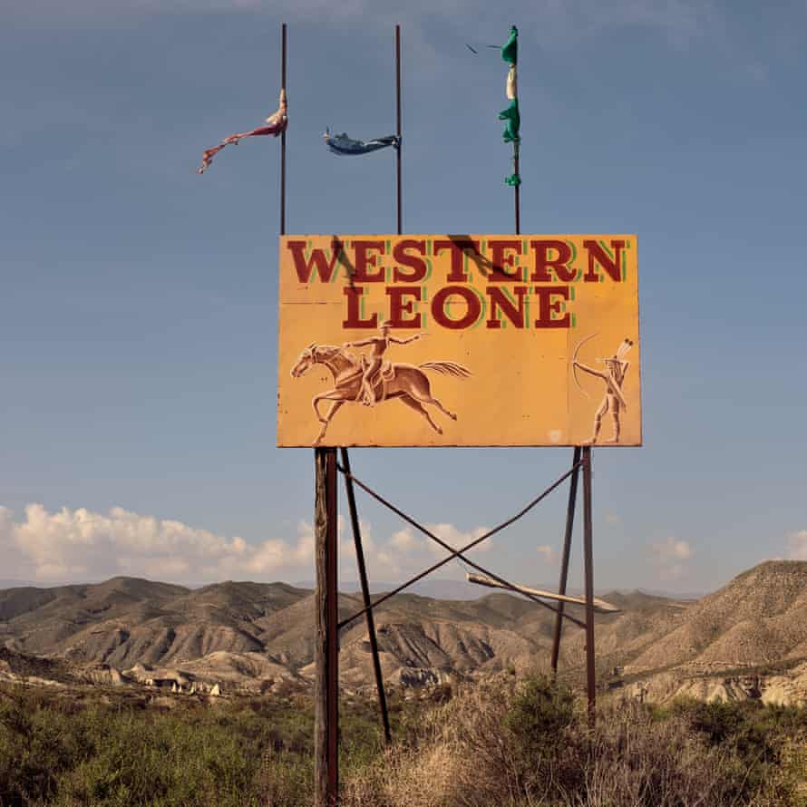 Un panneau d'affichage signalant Western Leone, un décor de film de style western construit pour Il était une fois dans l'ouest par Sergio Leone