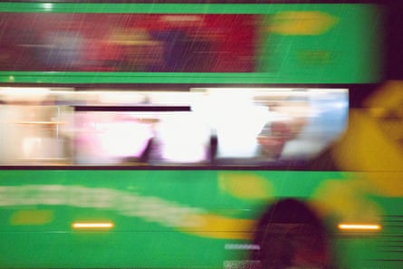 un autobús verde