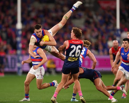 Sam Darcy of the Bulldogs marks the ball
