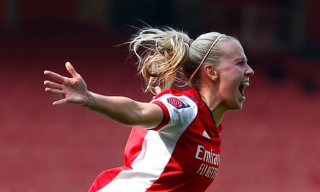 Arsena’s Beth Mead has been recalled to the England squad two days after her superb double sunk thee champions Chelsea in their WSl opener. 