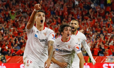 Érik Lamela dari Sevilla merayakan gol di perpanjangan waktu melawan Juventus di leg kedua semifinal mereka.