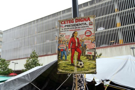 A poster made by supporters of the teachers’ strike references Mexican President Claudia Sheinbaum, saying “the ball is in her court”.