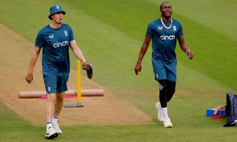Jofra Archer with the former England all-rounder Andrew Flintoff during practice at the Oval