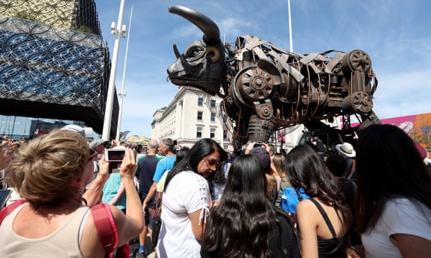 Le taureau mécanique de 10 mètres de haut qui figurait lors de la cérémonie d'ouverture est maintenant exposé dans le centre-ville de Birmingham et attire des milliers de touristes.