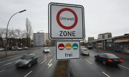 A sign marks the beginning of the environment zone in Berlin