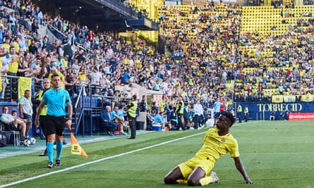 Jackson merayakan gol melawan Cádiz dengan seluncuran lutut
