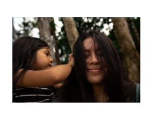 Picking Lice is a Love Language de Elizabeth Swanson Andi, Napu Kichwa, amazona equatoriana Elizabeth Swanson Andi diz: “Já se passaram alguns meses desde que Nemi e eu nos vimos. Quando cheguei à sua comunidade no rio Nushino de canoa, eu a peguei espiando atrás da base de uma árvore. Assim que me sentei, ela correu até mim e começou a mexer no meu cabelo ... Eu já sabia que isso era reciprocidade, isso era amor. Muitas vezes as pessoas associam os piolhos com ser 'sujo' ... mas eu sei que é simplesmente um reflexo da nossa proximidade e intimidade com a terra e uns com os outros. ”