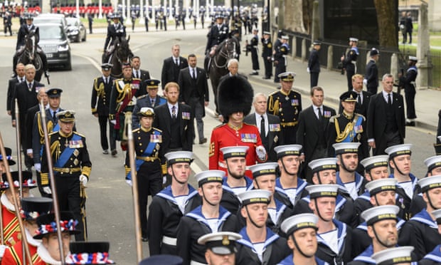 Regele Charles urmărește trăsura cu arme care poartă sicriul Reginei Elisabeta de la Westminster Hall la Westminster Abbey.