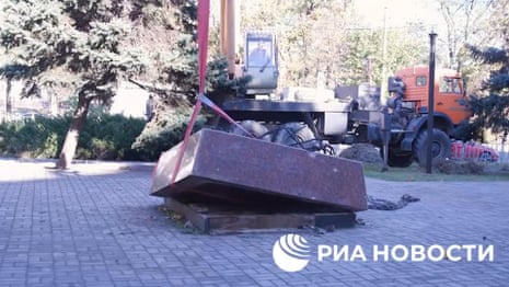 Mariupol's Russian administrators destroy the city's monument to the Holodomor famine – video