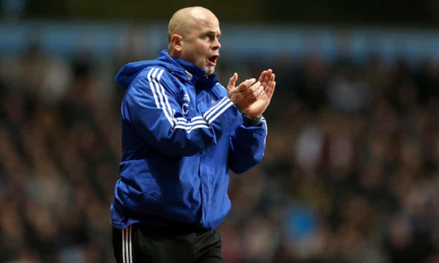 Charlie Oatway: „Ich Musste Offen Sein, Als Ich Meine Verträge Unterschrieb – Schau, Ich Kann Nicht Schreiben“ | Fußball 2 Charlie Oatway An Der Seitenlinie Bei Aston Villa Während Seiner Zeit Als Trainer Bei Sunderland.