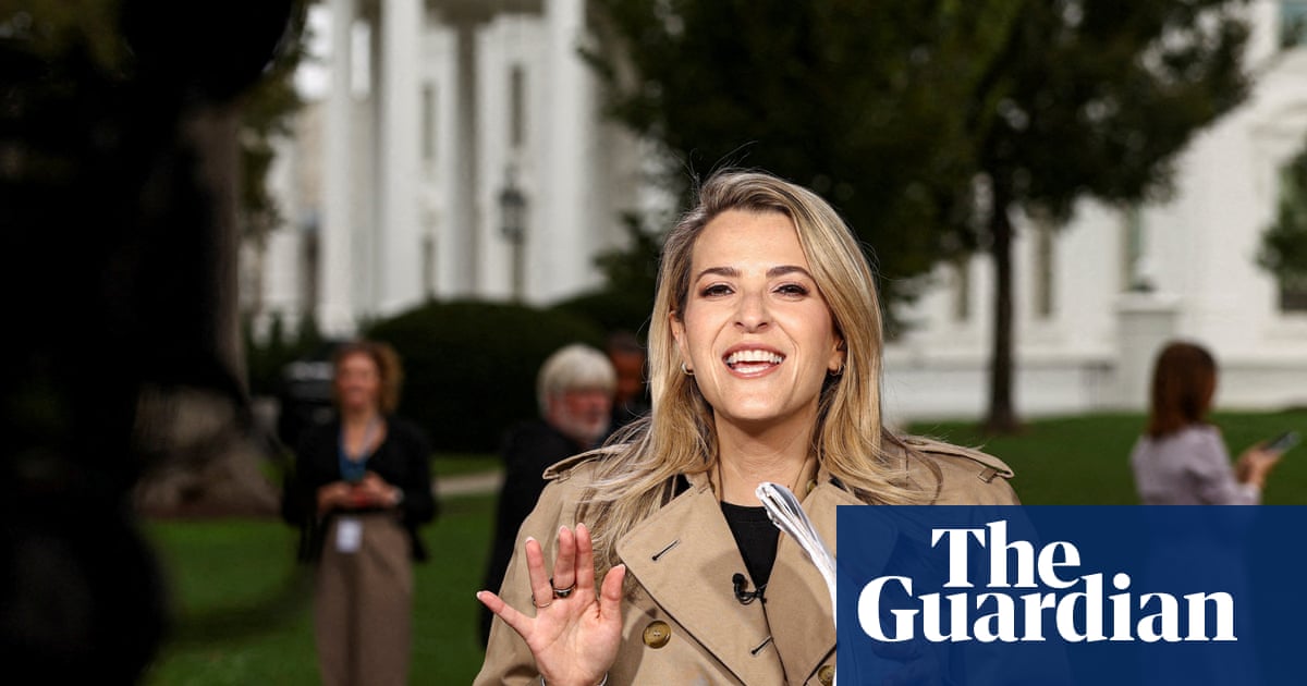 CNN reporter arrives at White House after judge rules against Trump's media ban – video