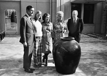President Gerald Ford, right, poses with George Bush Sr, Susan Ford, First Lady Betty Ford and Barbara Bush