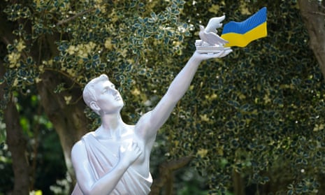 La inauguración del Monumento a la Paz de Ucrania de 16 pies, dedicado a traer paz y esperanza a la gente de Ucrania y de todas partes, en Strawberry Field en Liverpool.