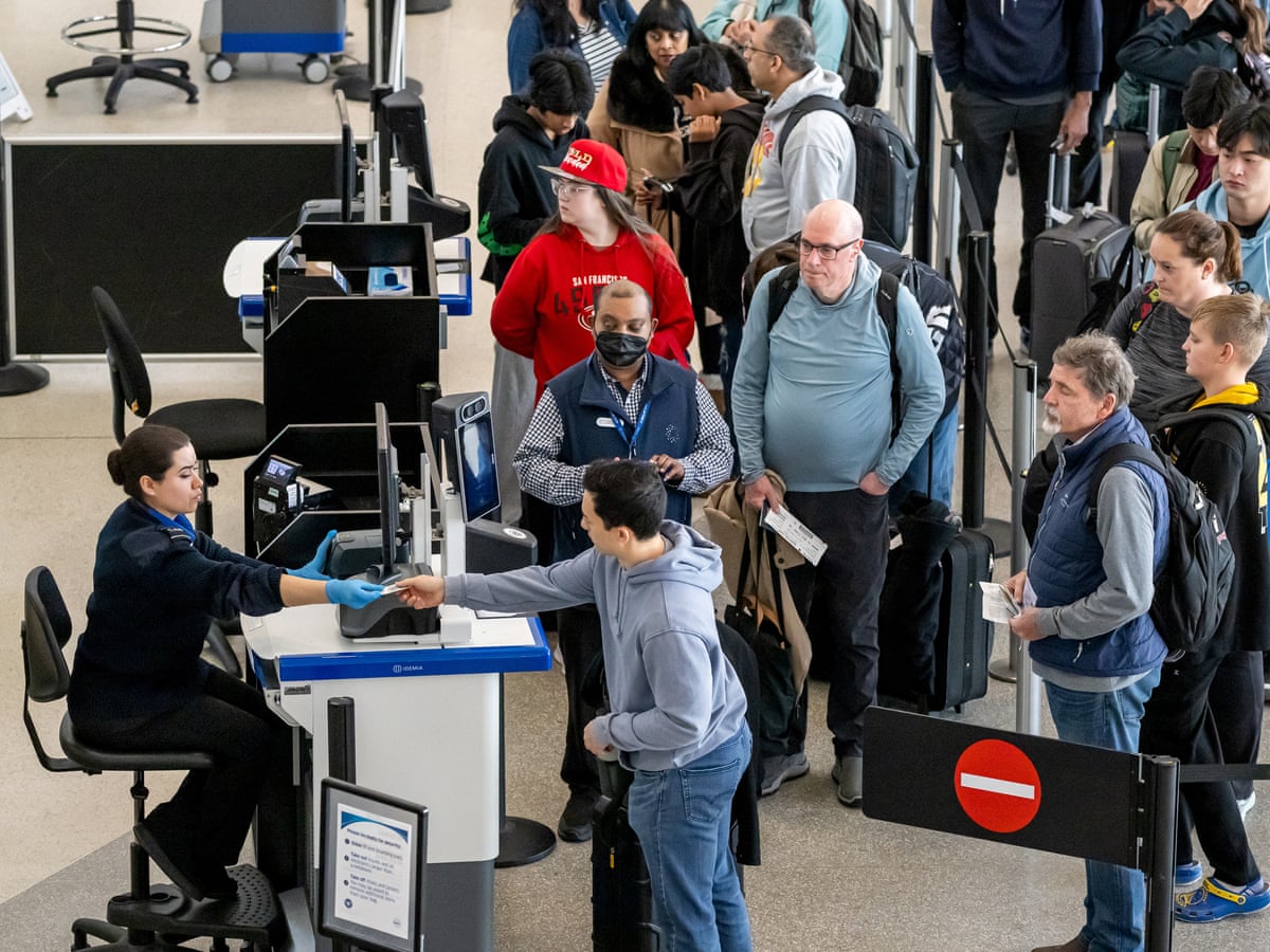 They're selling the safety of the traveling public': TSA workers decry Trump privatization push | Trump administration | The Guardian