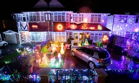 La lumière de Noël s'affiche sur les maisons de Lower Morden Lane, dans le sud de Londres.