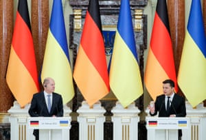 Olaf Scholz, a la izquierda, con el presidente ucraniano Volodymyr Zelensky en Kiev el lunes.