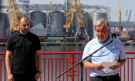 António Guterres speaks to journalists at the end of his visit to the Odesa grain port, 19 August 2022.