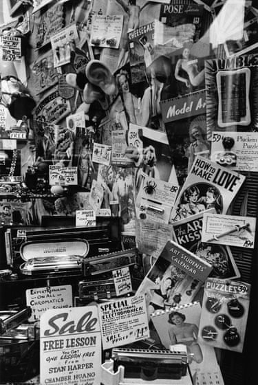 How to Make Love, New York, 1954To mark the centenary of his birth, the exhibition showcases the artist’s commitment,combining photographs, paintings, films and drawings,and reveals many previously unseen documents. In a corpusthat is as caustic as it is visionary, William Klein portraysthe visual spectacle provided by the mass media and the powersystems they perpetuate. The artist methodically dismantlesthe well-oiled mechanics of the image as formatted by thepress and then nascent television, rearrangingthem in a deliberately corrosive way.