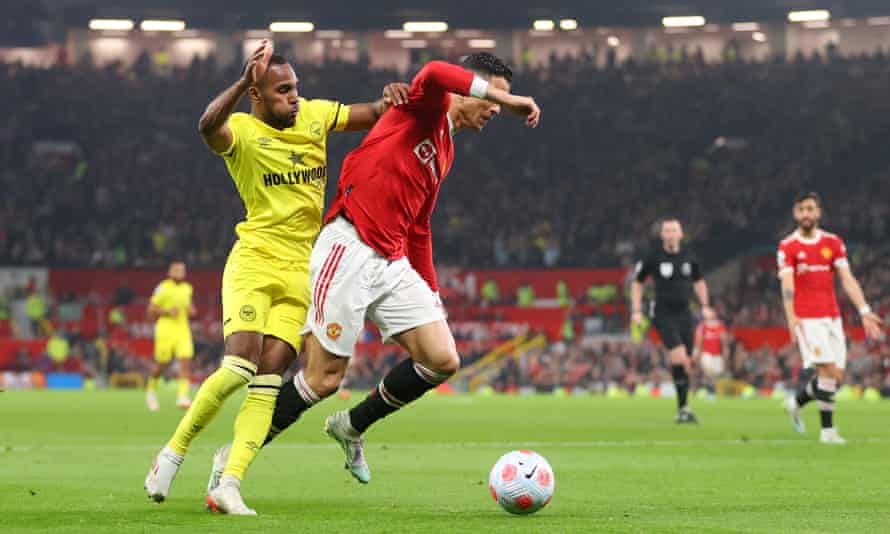 Il giocatore del Brentford Rico Henry espelle dal campo l'attaccante del Manchester United Cristiano Ronaldo, a seguito del quale viene assegnato un rigore.