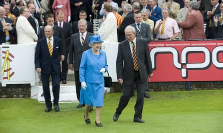 Derek Underwood, as president of MCC, walking with Queen Elizabeth II on to the field in 2009.
