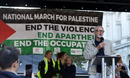Jeremy Corbyn discursa no comício