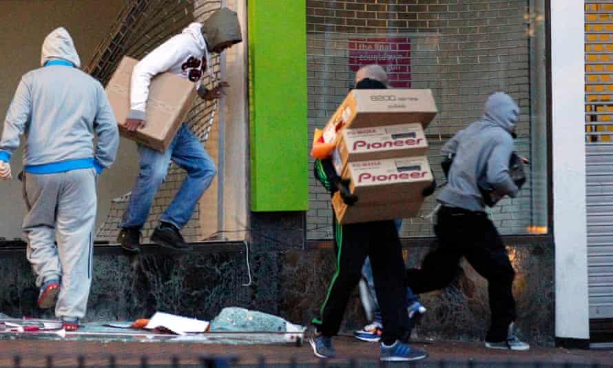 Looters in central Birmingham, 9 August 2011.