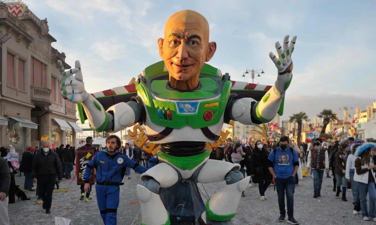 <div class=__reading__mode__extracted__imagecaption>Bezos has enough money for a $500m mega-yacht, a $23m mansion in Washington DC, a $175m estate in Beverly Hills and a $78m, 14-acre estate in Maui. Photograph: Laura Lezza/Getty Images<br>Bezos has enough money for a $500m mega-yacht, a $23m mansion in Washington DC, a $175m estate in Beverly Hills and a $78m, 14-acre estate in Maui. Photograph: Laura Lezza/Getty Images</div>