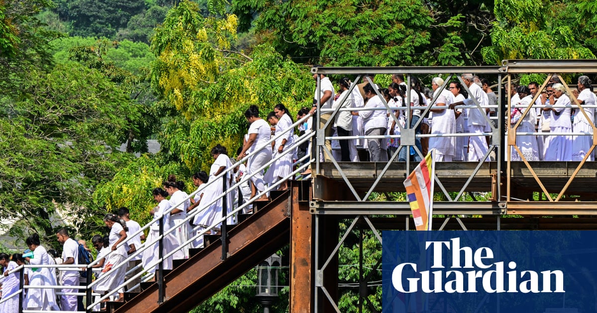 Sri Lankan police investigate photo of Buddha's tooth relic