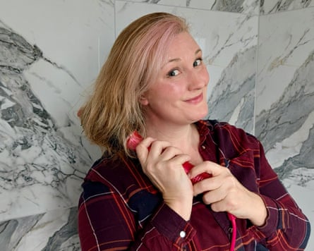 Lise Smith uses the Shark Glossi 2-in-1 to style dry hair
