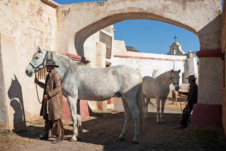 Ricardo Cruz Fernández(左)とRafael Aparicio Garcíaは、いくつかの映画やミュージックビデオに出演した2人のプロのスタントマンです。 彼らはFort Bravoセットで定期的に働きます。